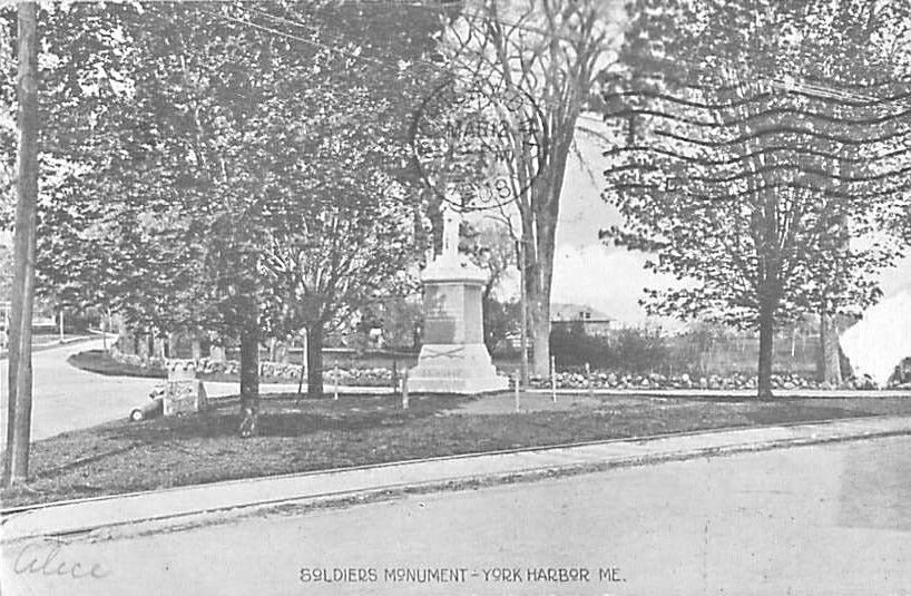 The cannon and Soldiers Monument